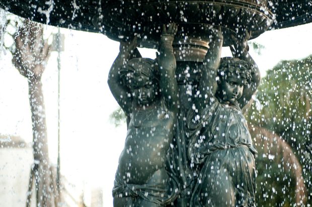 9 de Julio fountain and statue